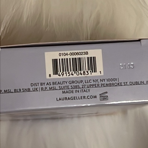 Laura Geller - Light - Baked Balance-N-
Brighten Color Correcting Foundation NIB - Picture 6 of 6